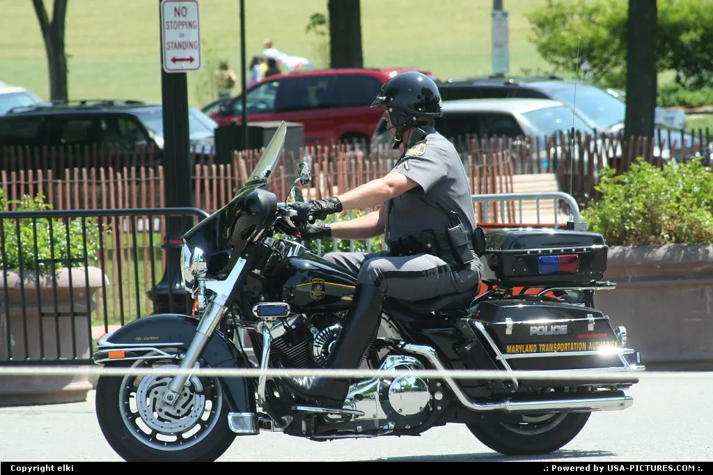 Policeman is aware beacause of soon arrival of president of USA George W Bush J