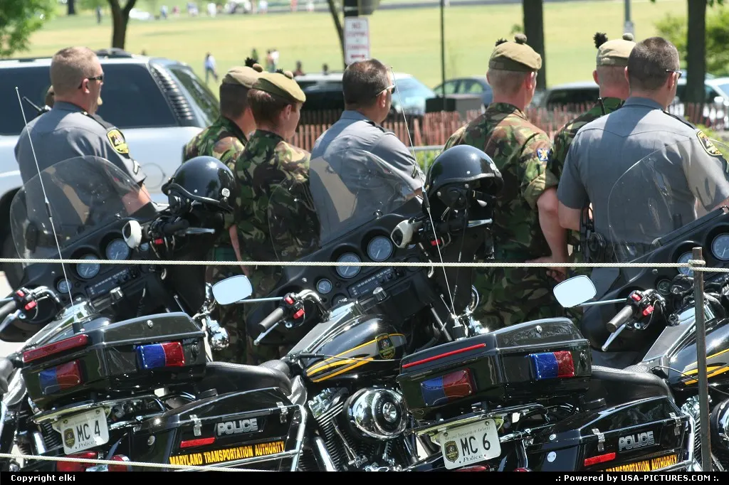 Soldiers and policemen, securing around the white house during george w bush landing