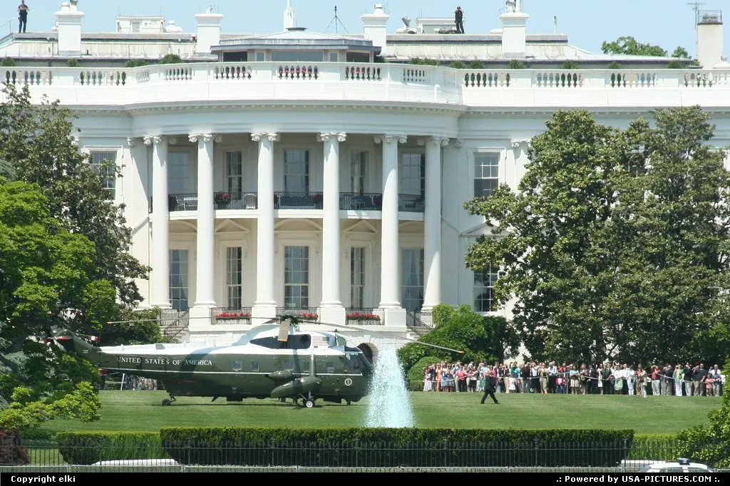 George W bush landing at the white house