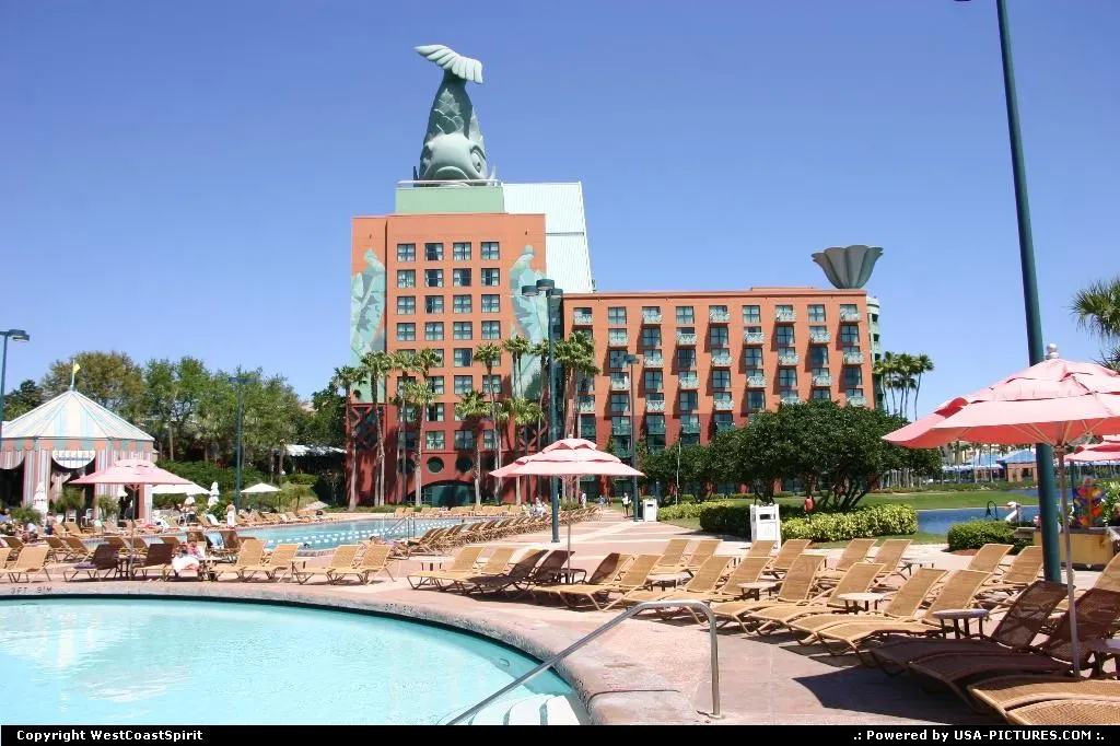 Great pool at the Swan and Dolphin resort in Disney.