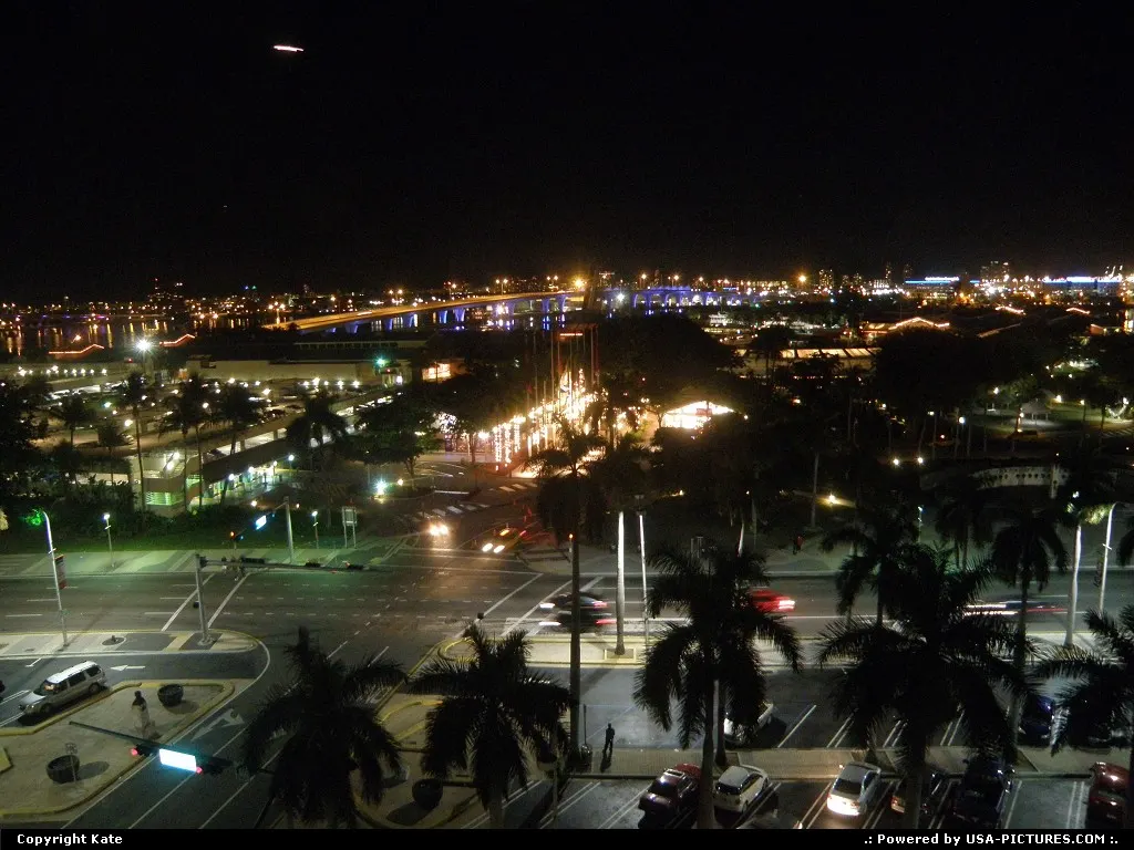 The port of Miami at night viewed from the Holiday Inn. Very good value for money !