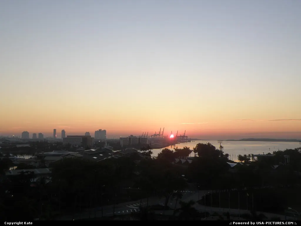 Sunrise over the port of Miami. What a nice memory before heading to the airport !