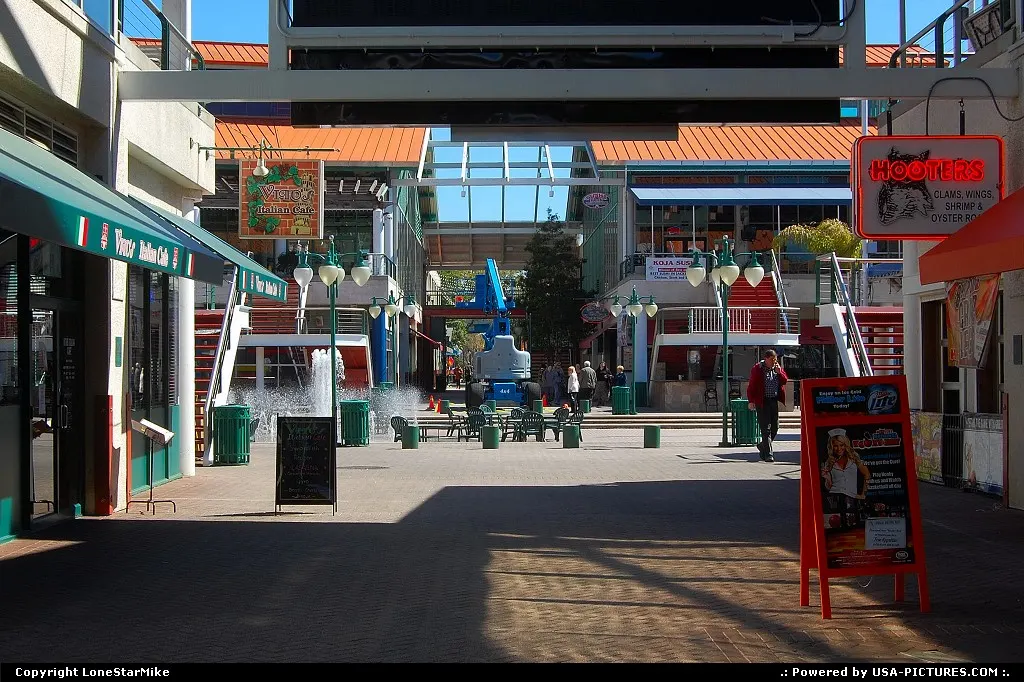 Outdoor plaza at Jacksonville Landing
