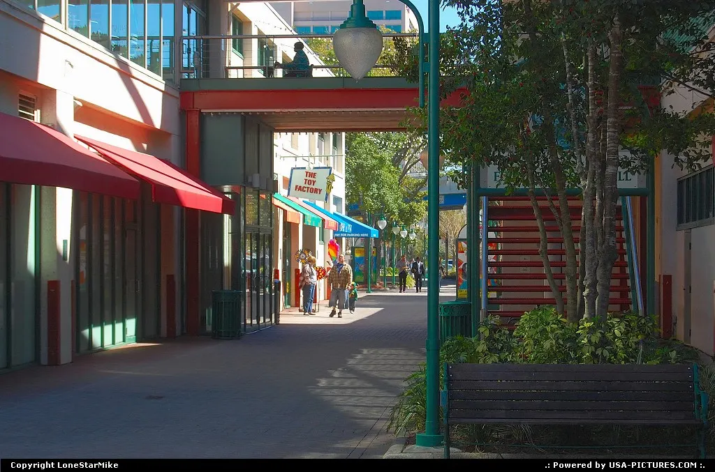 Outdoor shopping at Jacksonville Landing