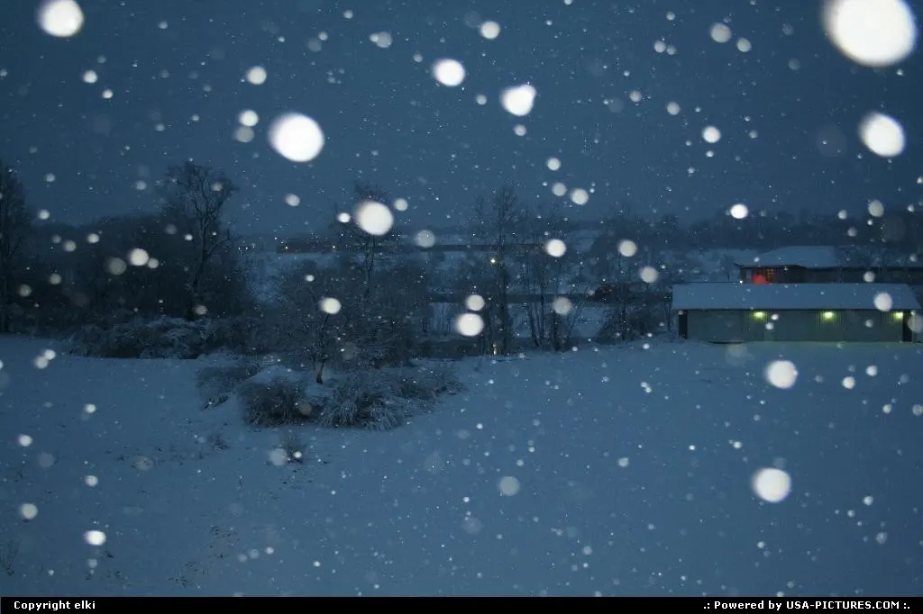 Snow on this monday 6 april at marshall MI