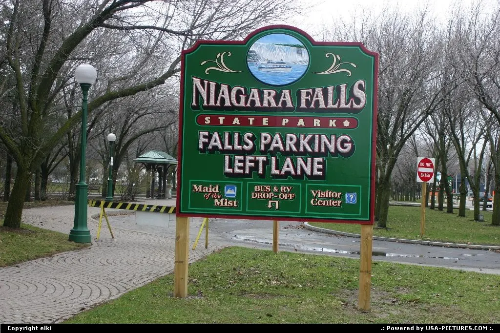 Niagara falls parc entrance.