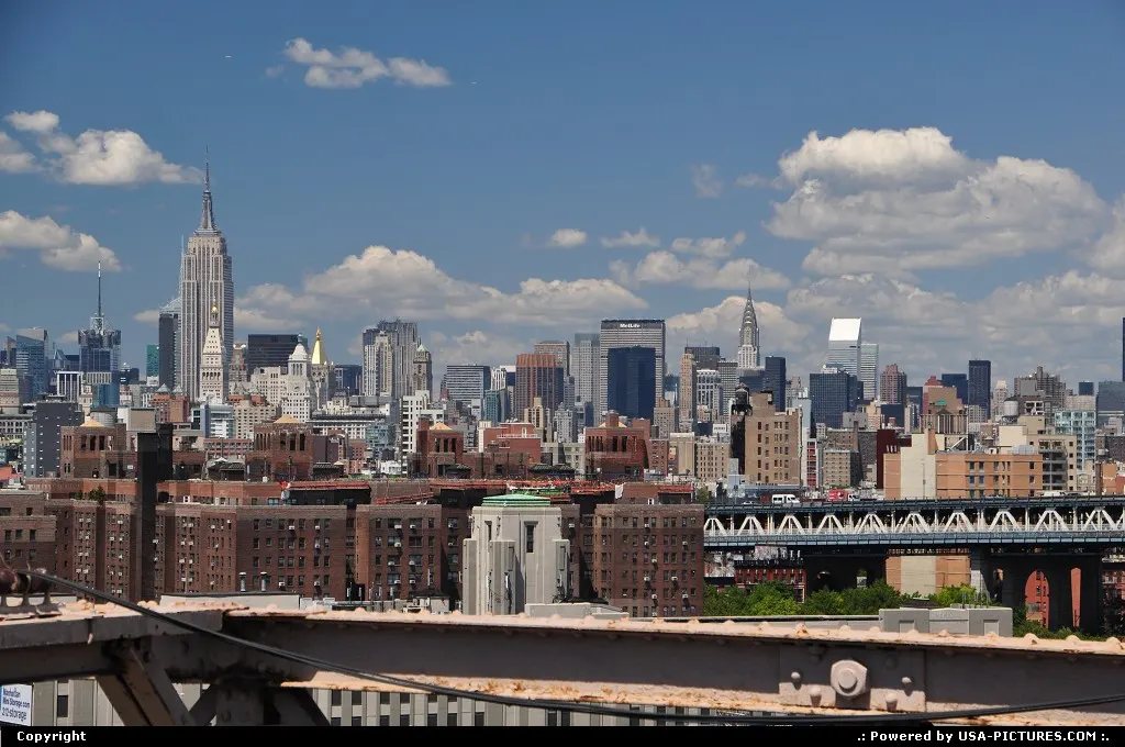 Great overview on Manhattan from the Brooklyn bridge under great weather.