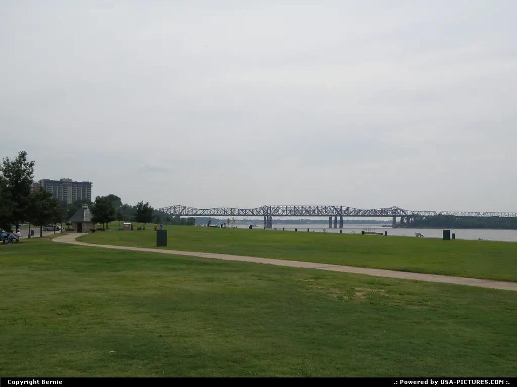 Viewed from the Tom Lee Park, the bridge of US55
