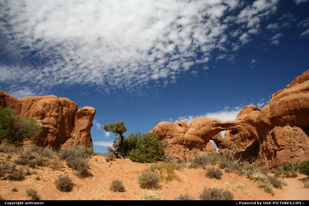 Overview of Double Arch under a perfect sky for the picture ! Arches NP.