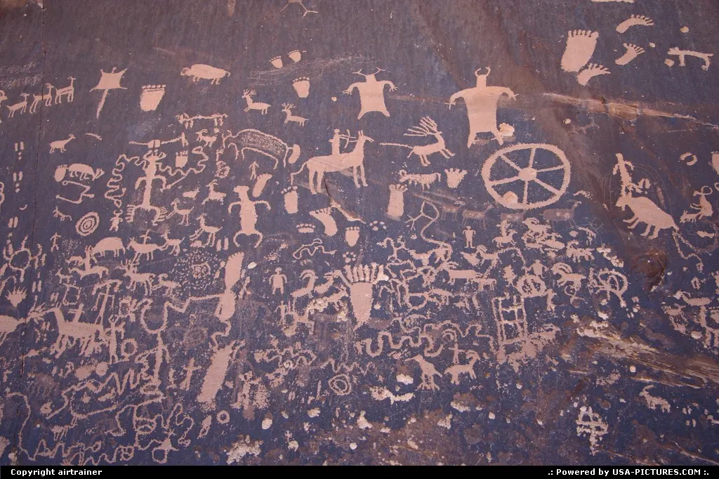 Indian Petroglyphs at Newspaper Rock, on the way to The Needles (Canyonlands NP).