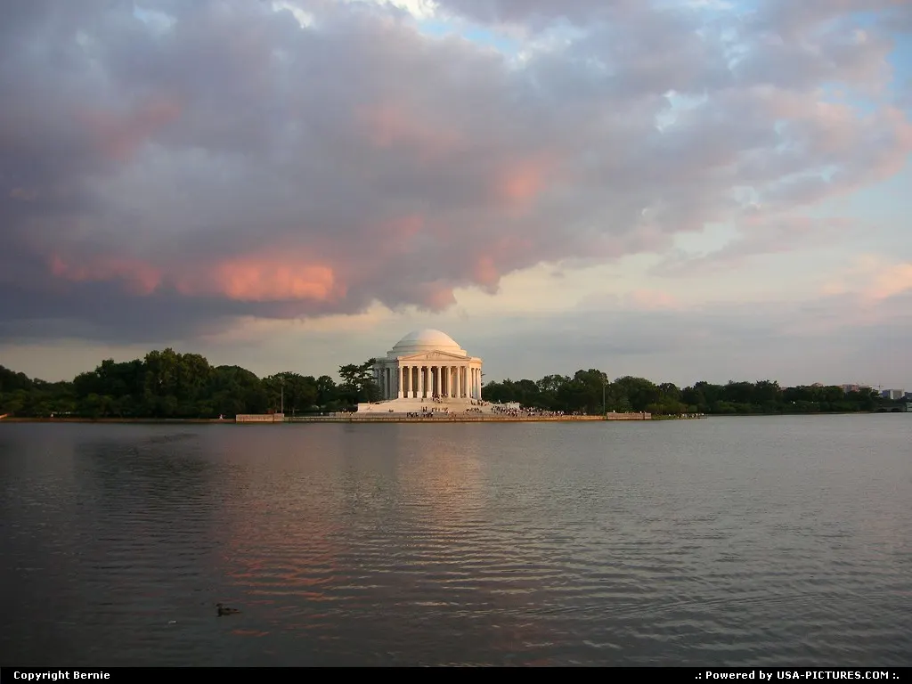 Cloudy sunset on the Jefferson Memorial on the Potomac river