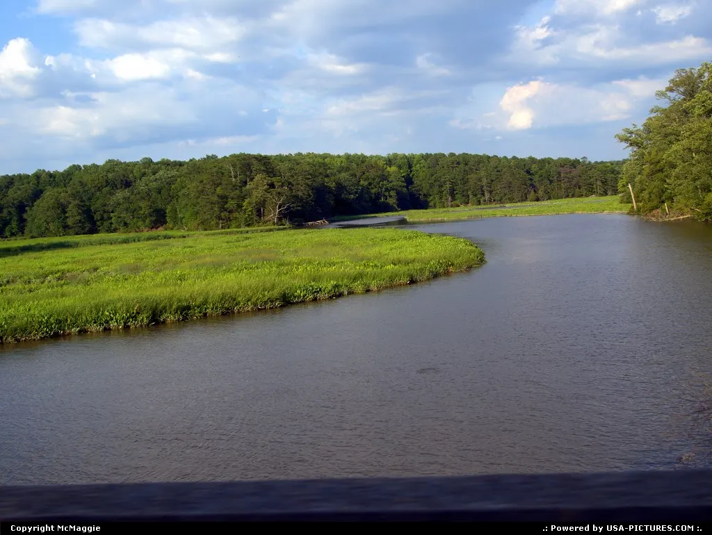 Colonial Parkway, outside Williamsburg, Virginia, USA.