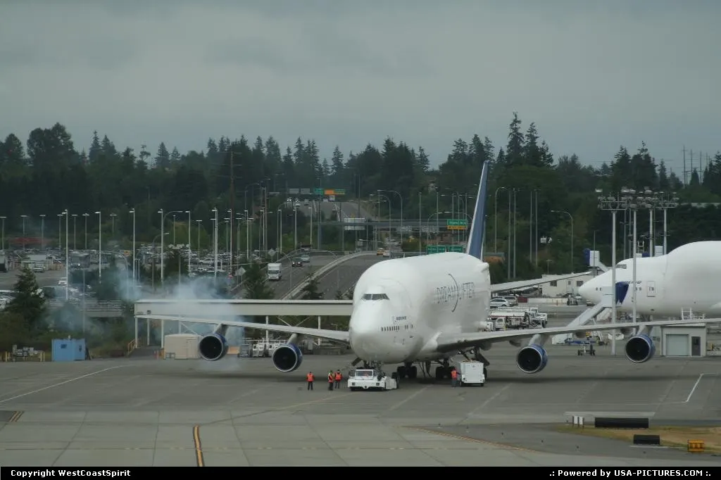 Dreamlifter engine start-up with some smoke around.