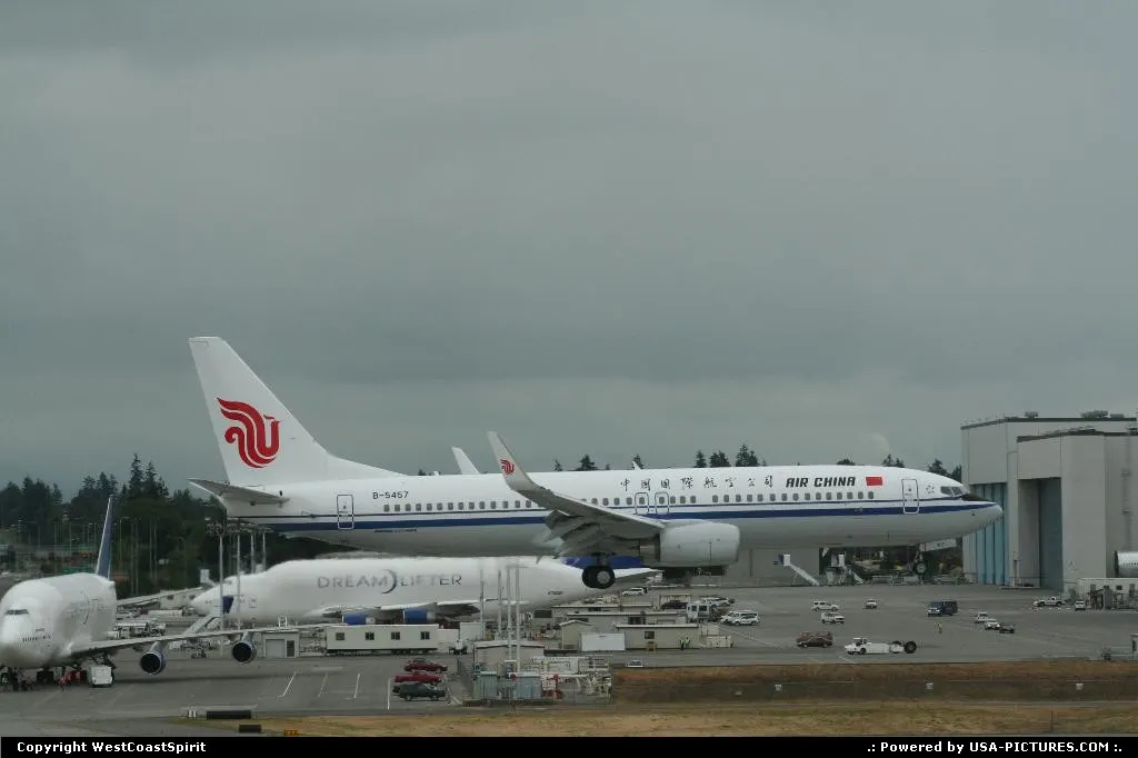 An Air China Boeing 737 seconds before runway contact in Paine Field, Everett.