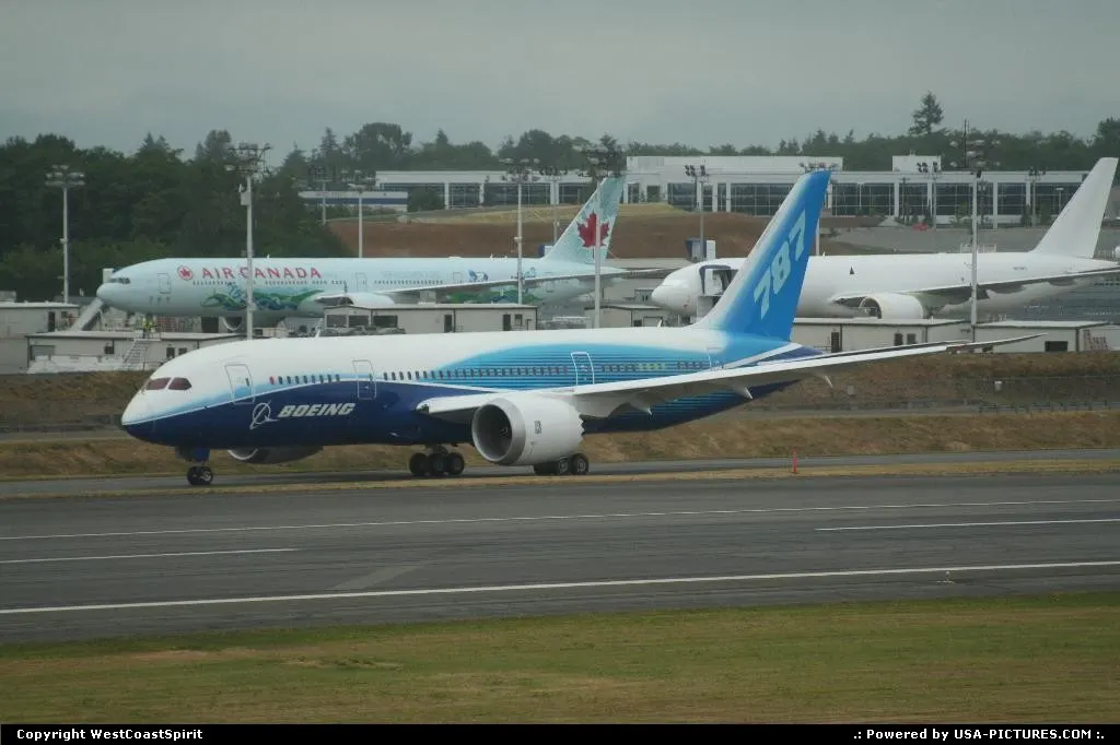 The new yet troubled Boeing 787 aka Dreamliner doing some taxi and braking tests.